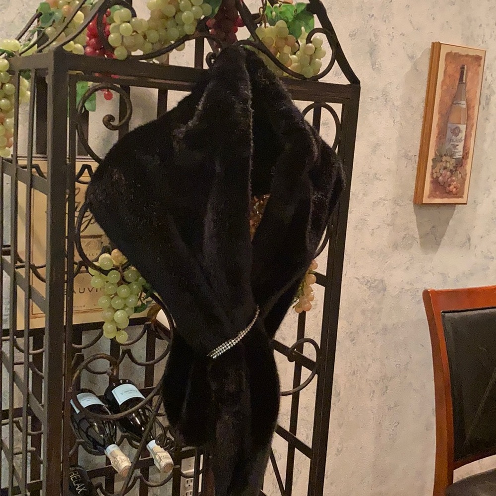 ELEGANT AND STUNNING NEW FAUX FUR WRAP!!! 🤗 - Picture 2 of 7